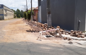 Colocação de rede de drenagem na rua Álvaro Haubert