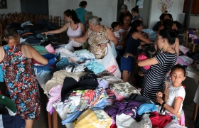 Famílias receberam roupas de doações