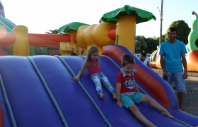 Crianças divertiram-se nos brinquedos infláveis