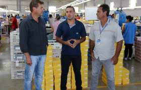 Prefeito Edmilson com Adriano e Leur em visita a Adril Calçados
