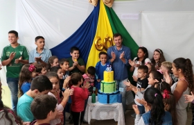 Alunos e presentes cantaram o parabéns para a escola (1)