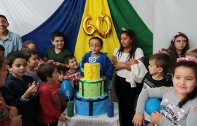 Alunos e presentes cantaram o parabéns para a escola (2)