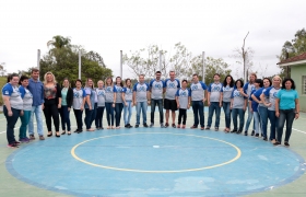 Prefeito e servidores na nova quadra esportiva